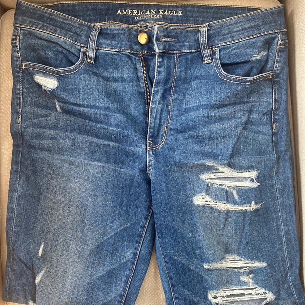 Women’s American Eagle ripped jeans. Size 12.